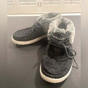 Hey Dude Britt Women’s Size 8 Color Black / Gray Fuzzy Ankle Shoes